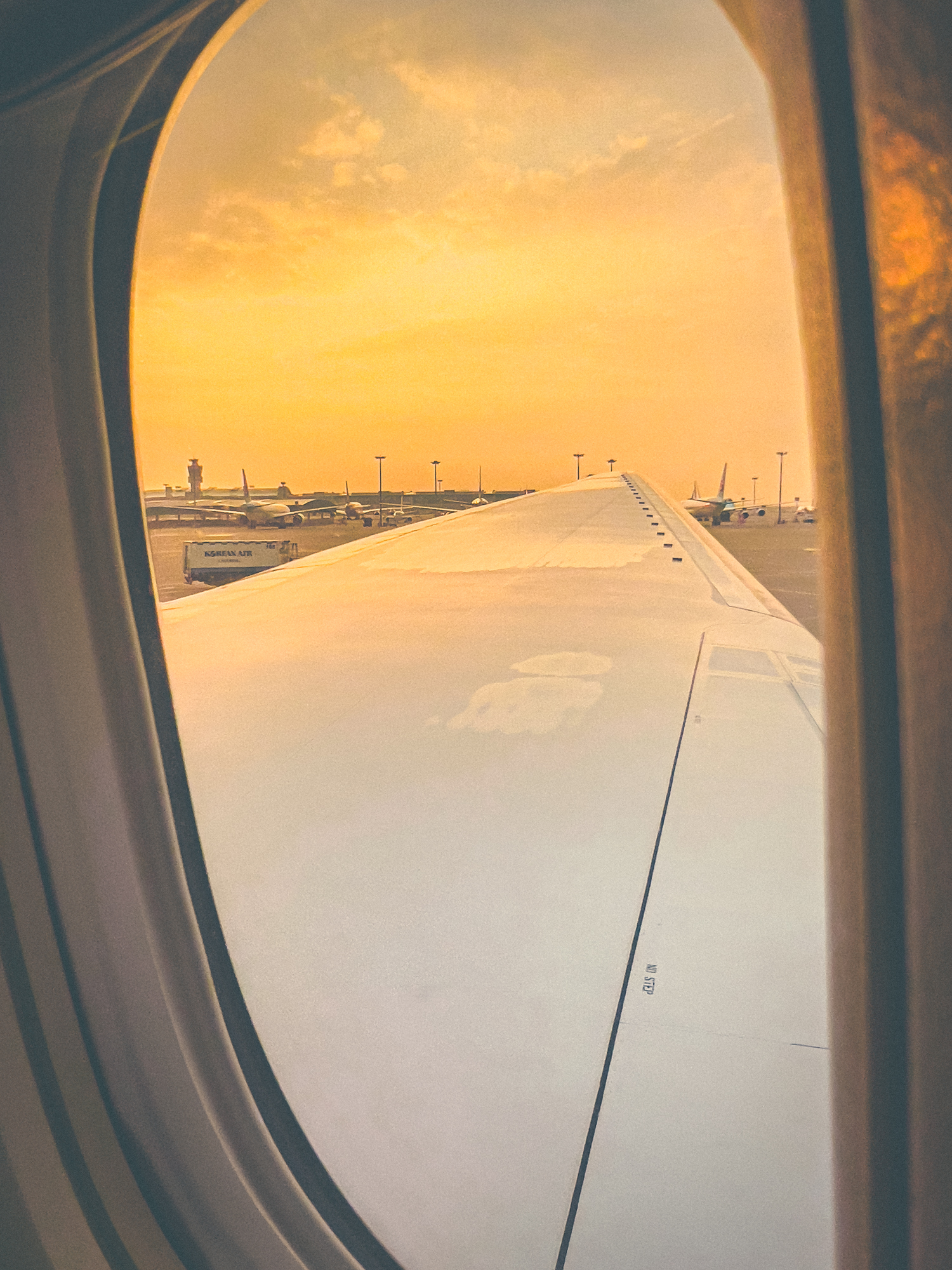 비행기에서 바라본 창 밖 풍경