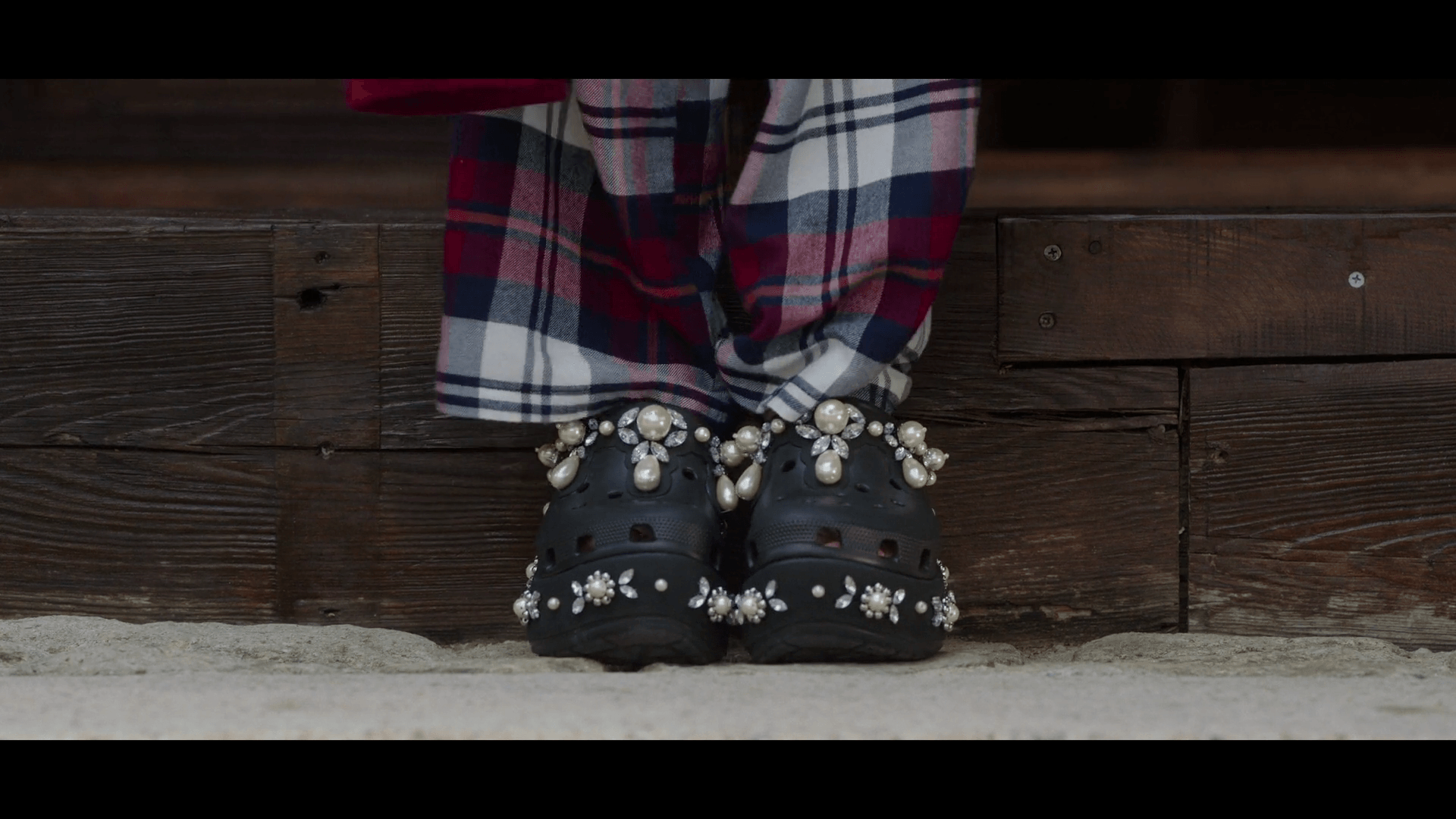 아이유가 착용한 시몬 로샤 X 크록스 사이렌 클로그 블랙 한정판