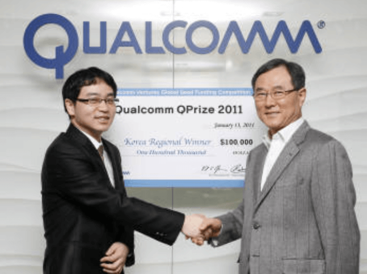 퀄컴-회사에서-프라이즈-차영구사장-사진-정장