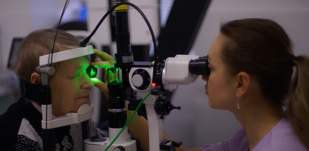 노인들의 시력 상실의 가장 흔한 원인 - 황반변성(AMD) 원인 증상 테스트 영양제