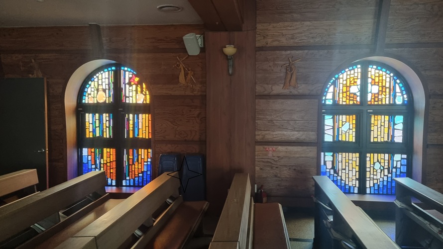 불당동성당 십자가의 길과 스테인드글라스