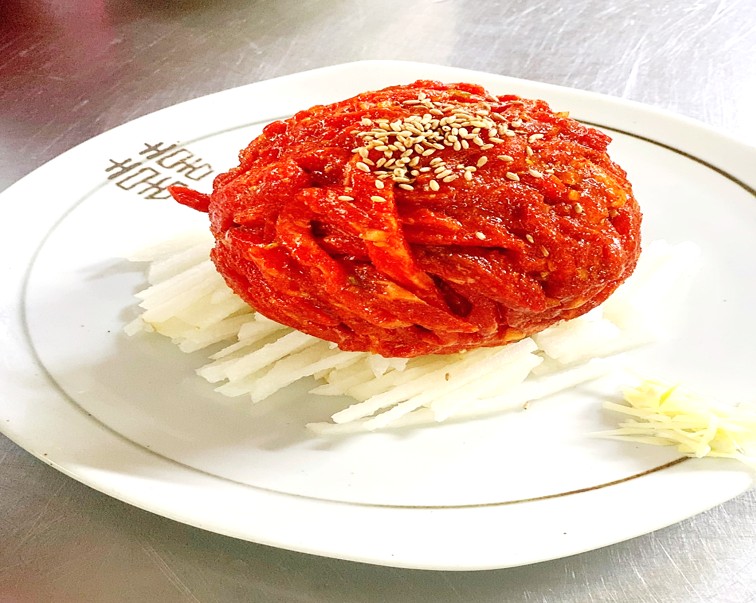 채를 썬 배 위에 동그랗게 올려진 천황식당의 선홍빛 한우 육회 한 접시