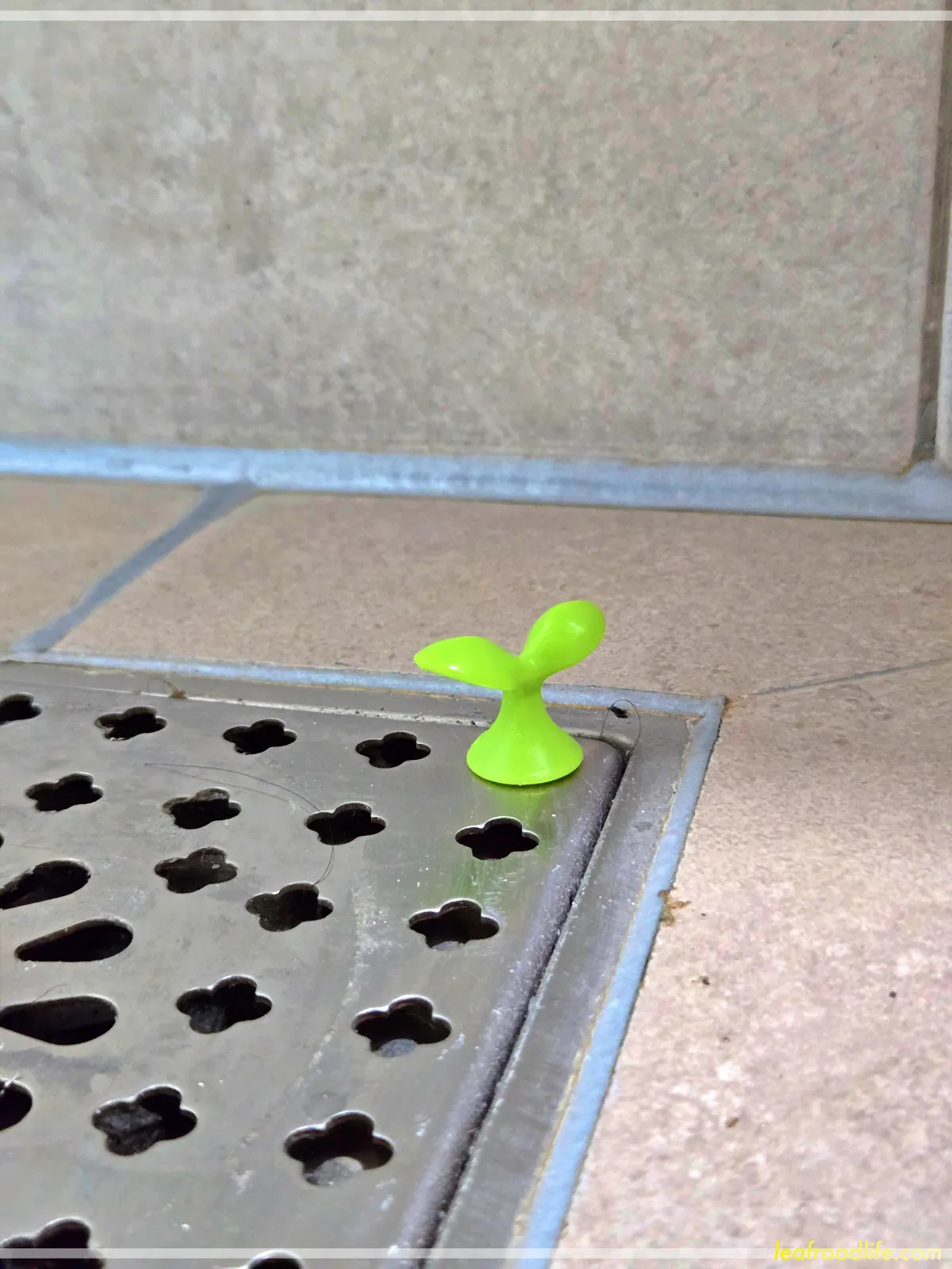 새싹-배수구-손잡이-화장실에-설치된-모습