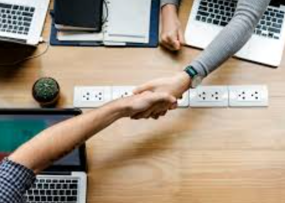 부동산 계약을 맺고 있는 사진