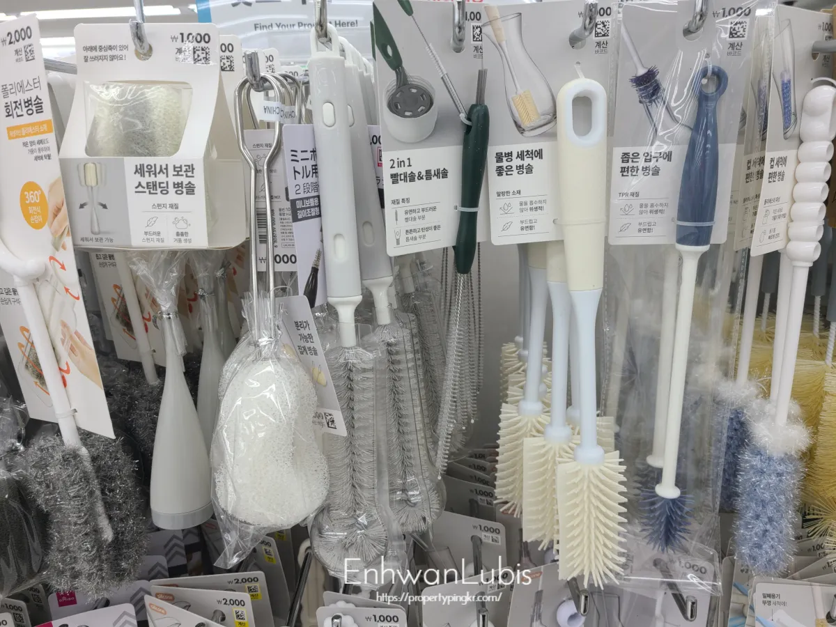 다이소-매대에-걸려있는-여러가지-텀블러세척솔
