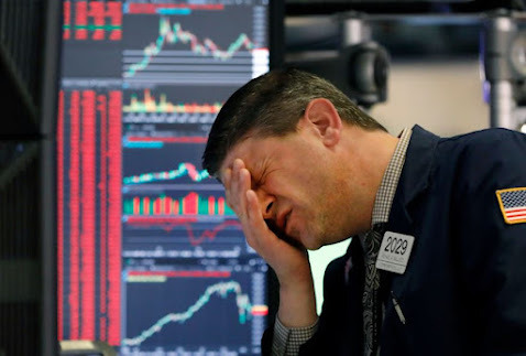 주가 폭락에 실망한 투자자 사진