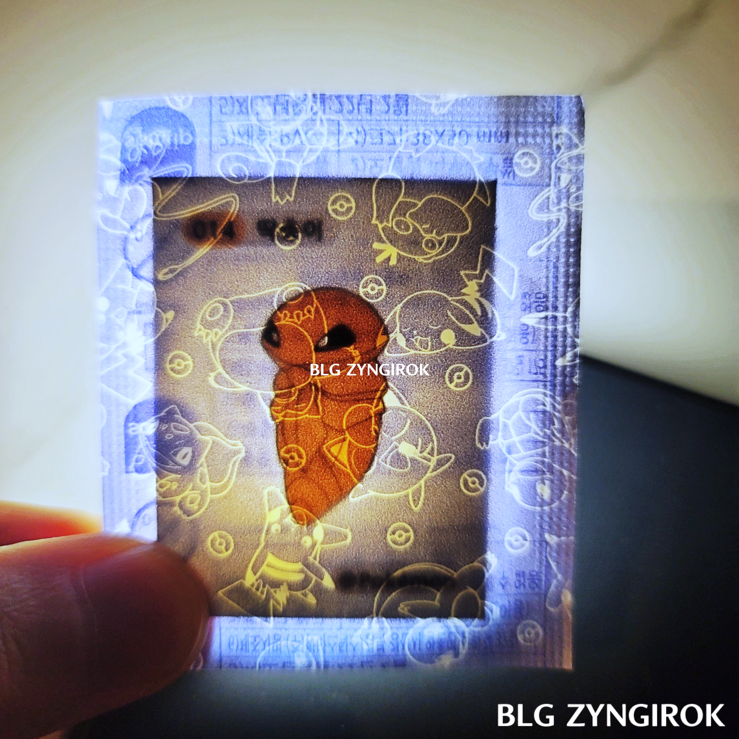 띠부띠부씰-딱충이를-들고있다.