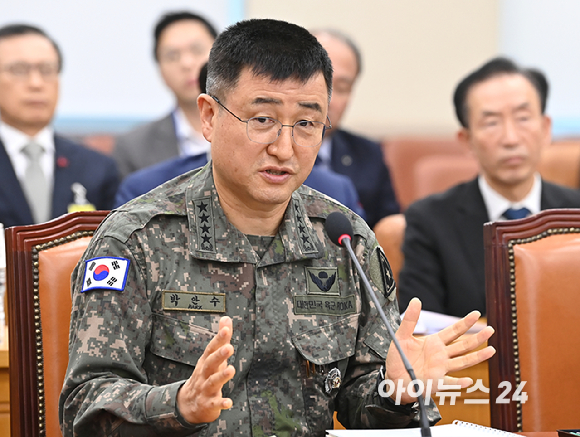 계엄사령관을 맡았던 박안수 육군참모총장이 5일 서울 여의도 국회에서 열린 국방위원회 전체회의에서 발언하고 있다. [사진=곽영래 기자]