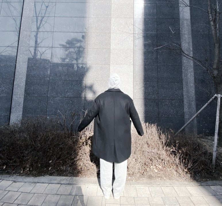 데일리룩('26.2.21.)카네라 스트라이프 야구 볼캡 야모자, 바스틱 오버핏 코트, 토피 스웻 트레이닝 후디 집업후드티, 토피 벌룬핏 와이드 트레이닝 팬츠, 나이키 문레이서 블루