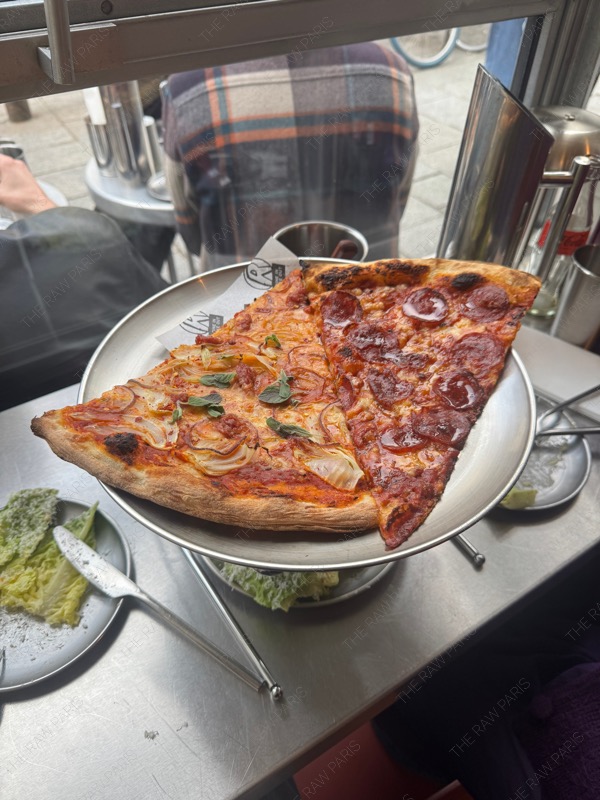 왕큰 피자 한조각씩, 스페셜 피자와 페퍼로니인데 제가 선택한 스페셜은 주기를 두고 바뀌는 메뉴에요. 말 그대로 스페셜 !