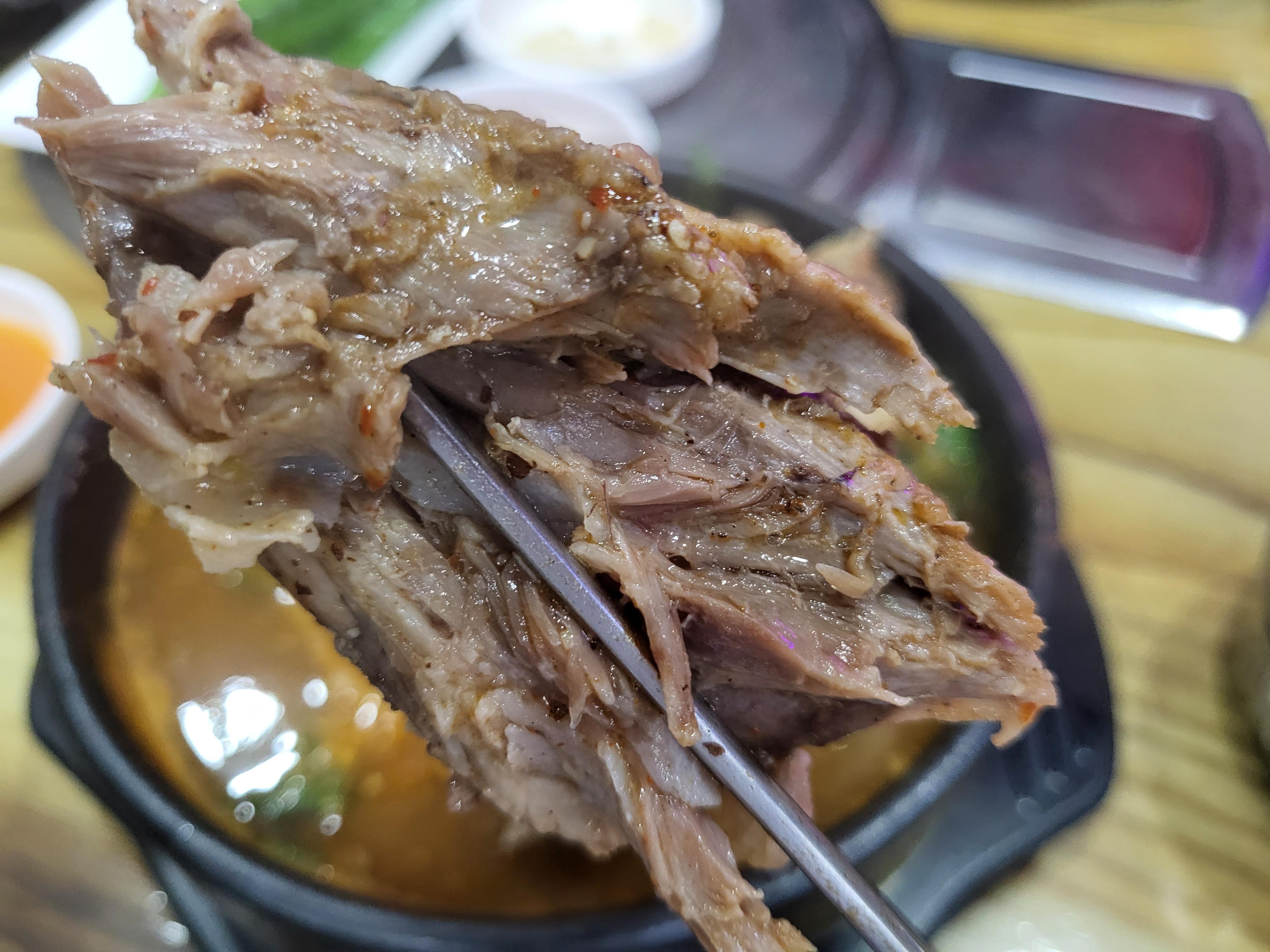 벼슬구지감자탕- 고기 클로즈업