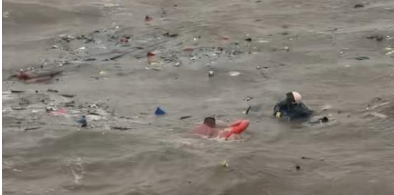 🌊 바다에 빠진 어부를 59세 수영 강사가 맨몸으로 구조! 이마 찢어져 15바늘 꿰매