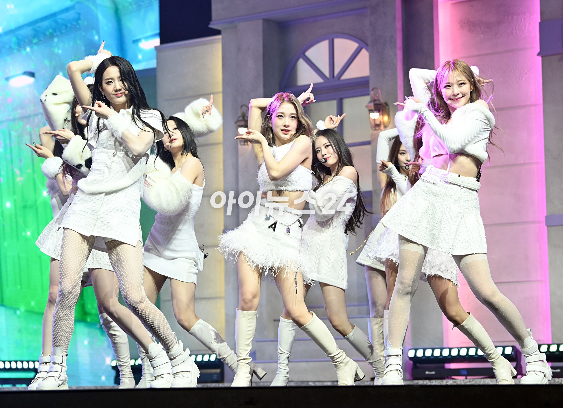 그룹 프로미스나인 송하영-장규리-이채영이 17일 오후 서울 용산구 한남동 블루스퀘어에서 열린 프로미스나인(fromis_9) 미니 4집 앨범 'Midnight Guest'(미드나잇 게스트)' 쇼케이스에 참석해 타이틀곡 'DM' 무대를 선보이고 있다. [사진=정소희 기자]