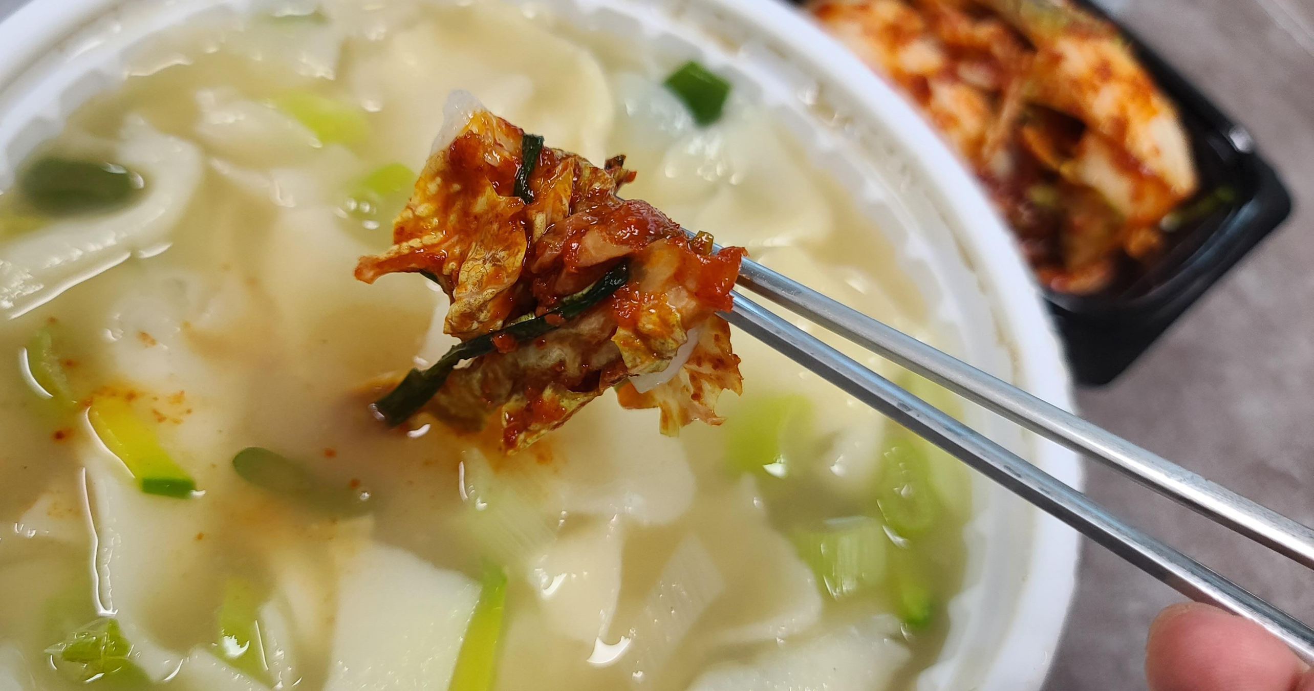 멸치육수 수제비 배달맛집 상대원맛집 평택손칼국수 배달완료 내돈내산 영수증 구성품 김치만두 겉절이 수제비 한숟가락