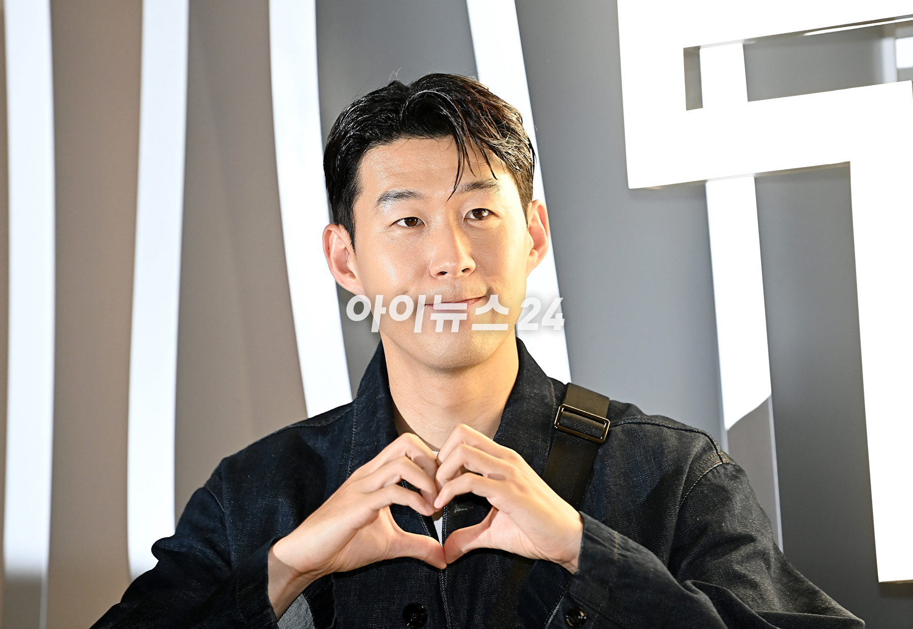 축구선수 손흥민이 3일 오후 서울 롯데월드몰 잠실점에서 열린 투미(TUMI) 팝업스토어 행사에서 포토타임을 갖고 있다. [사진=곽영래 기자]