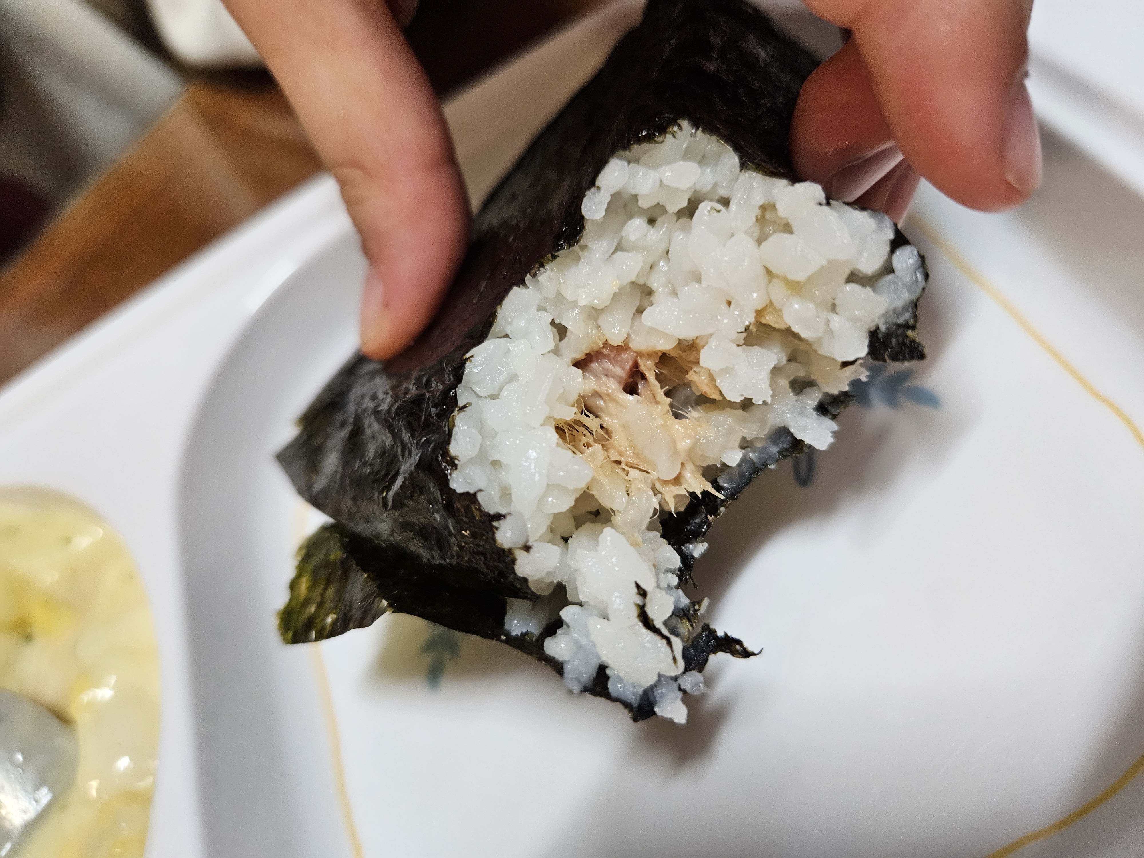 햄참치마요삼각김밥 속