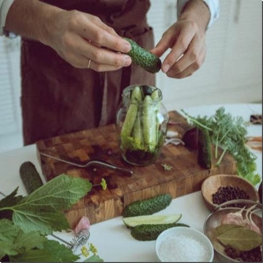 미니오이 먹는 법, 미니오이 절임 만드는 남성