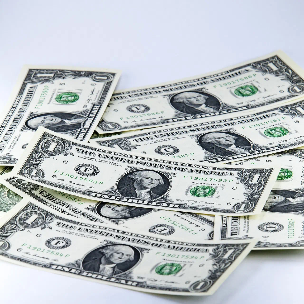 미국 달러 여러장을 보여주는 이미지. 모든 이미지는 파킹통장의 가장중요한 '돈'의 의미를 가르키고 있다.