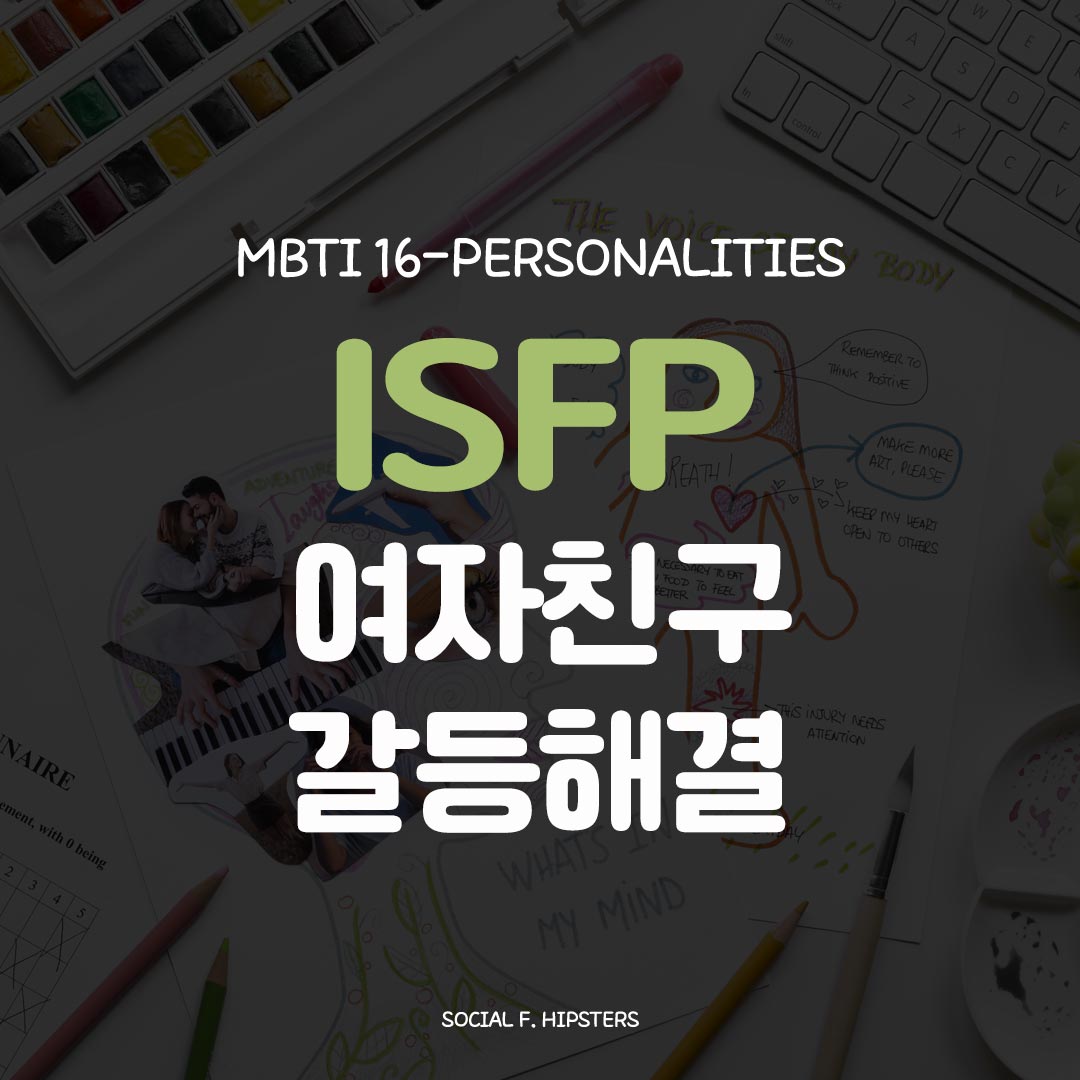 따뜻한 햇살이 비치는 창가에 앉아있는 여자