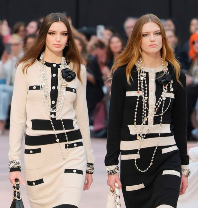 블랙 화이트 샤넬 중고 2001 크롭 재킷 사러 가기