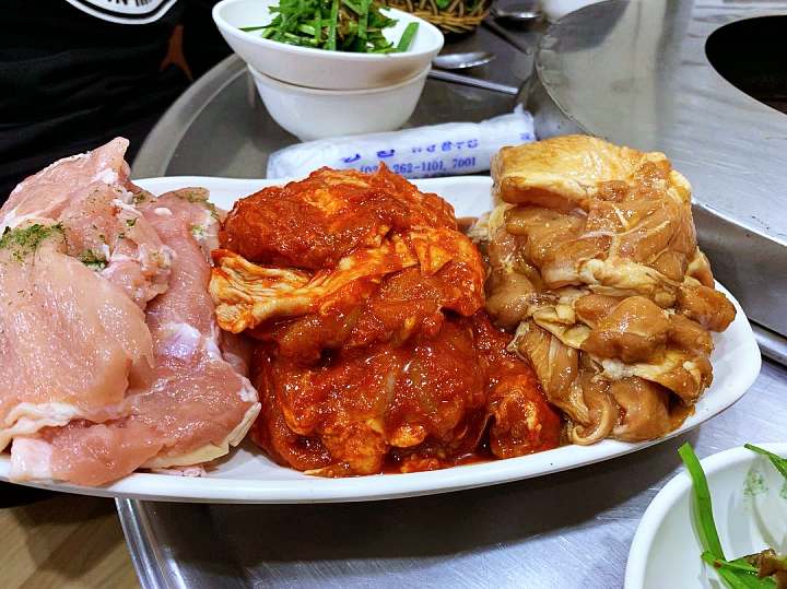 생방송오늘저녁 낭만시장 중앙시장 춘천 삼색 숯불 구이 55년 전통 닭갈비 닭안창살 닭내장 닭목살 맛집 추천