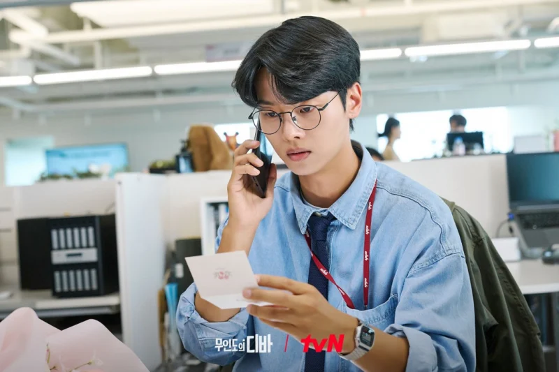 어느 사무실을 배경으로 책상에 앉아 전화를 받고 있는 무인도의 디바 출연 배우 차학연