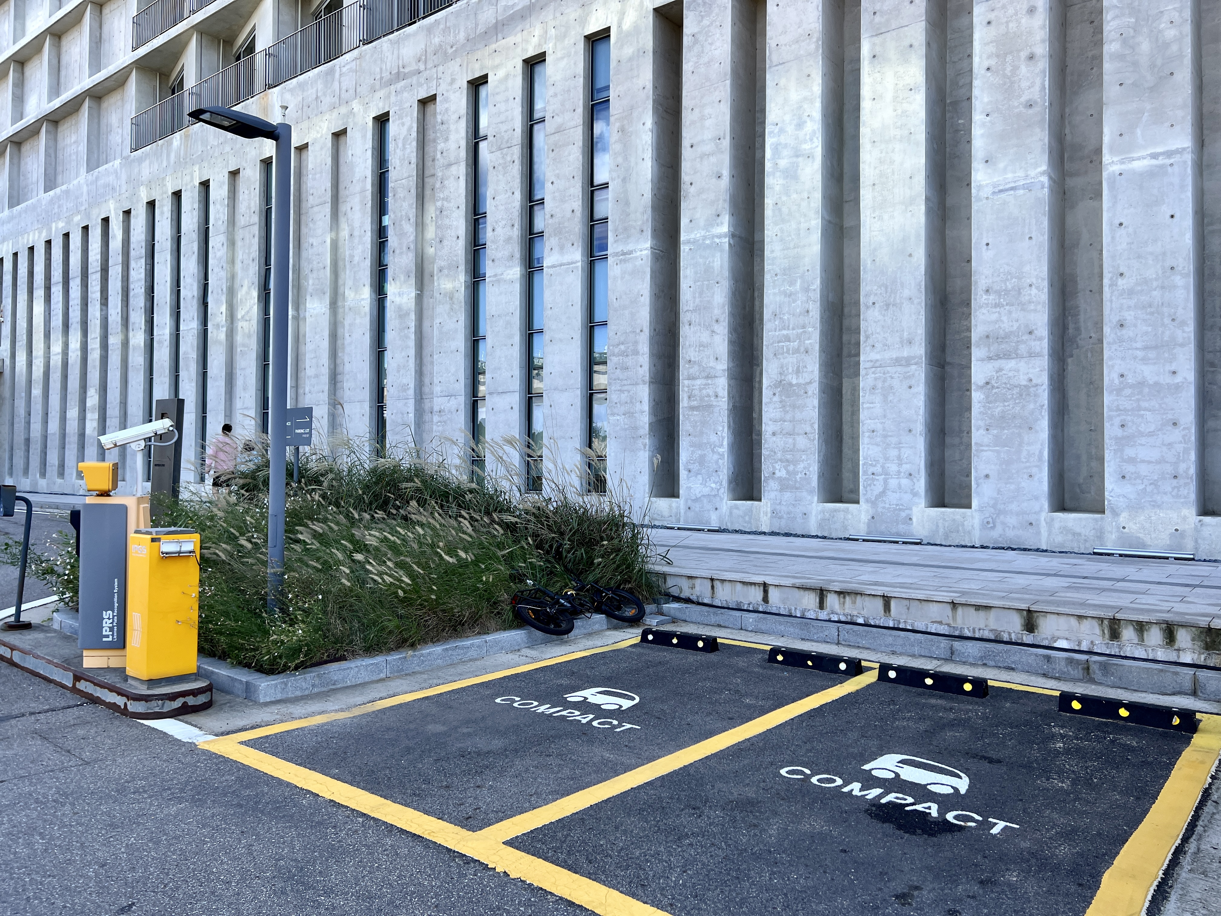 네스트호텔 경차 전용 주차구간