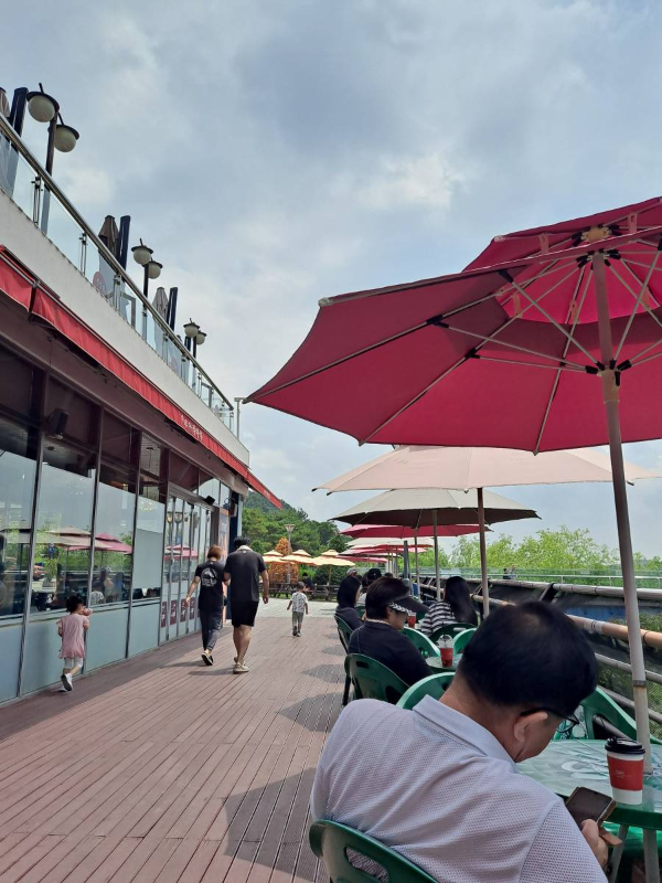 건물 옆 파라솔