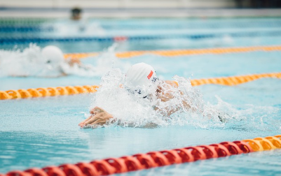 수영 경기중인 선수들
