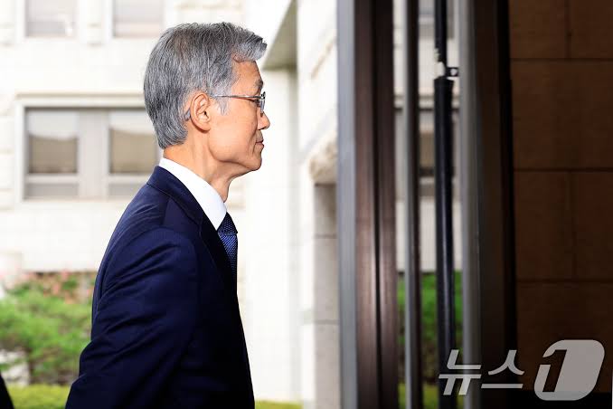 출근하는 조희대 대법원장