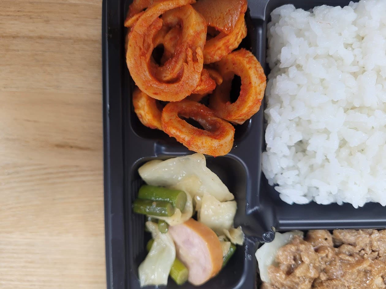 소시지 마늘쫑 볶음과 어묵 볶음 그리고 볶음김치