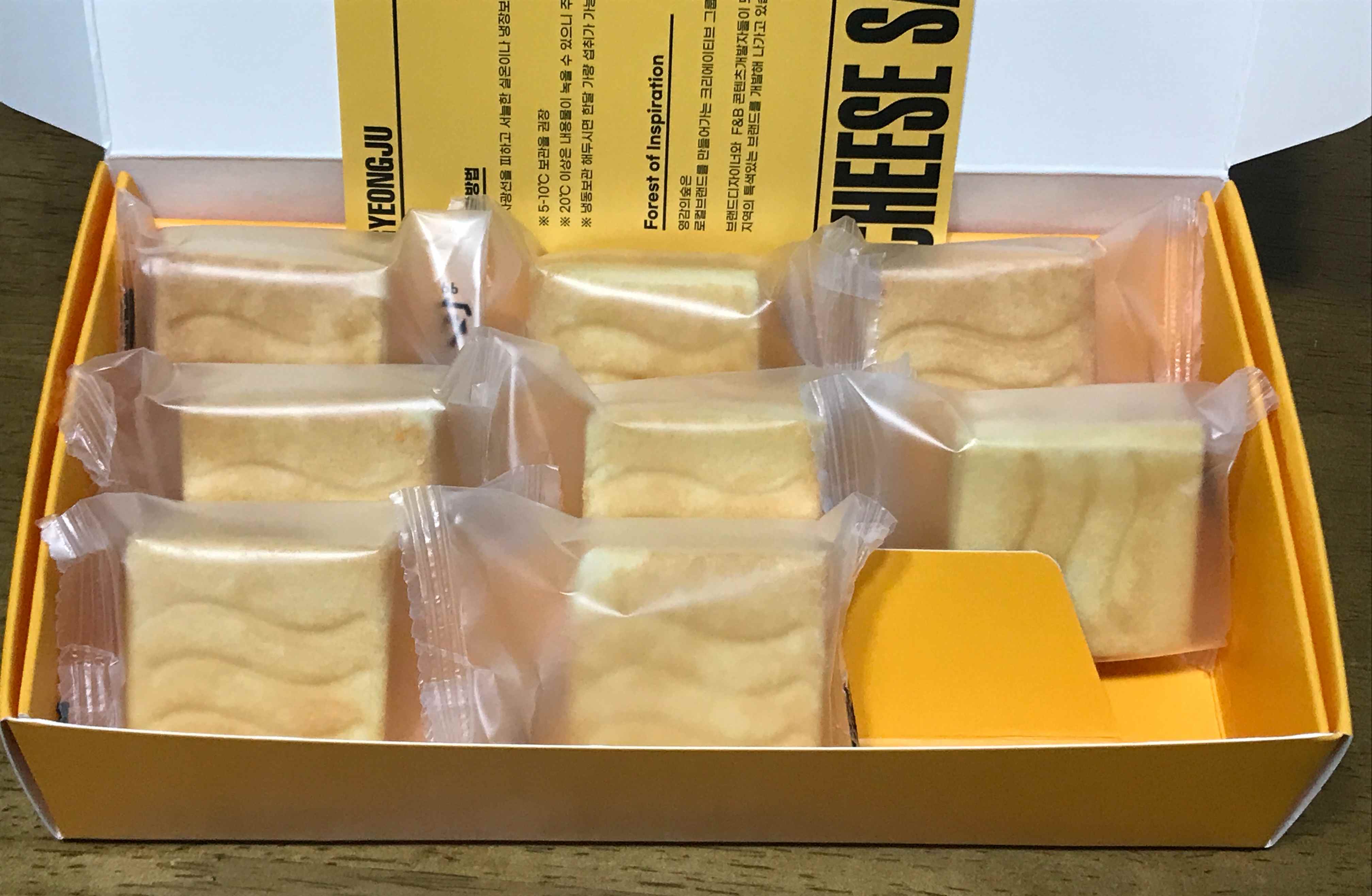 박스 안에 개별포장되어 들어있는 치즈샌드