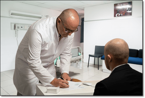 의사 처방 받는 남성 