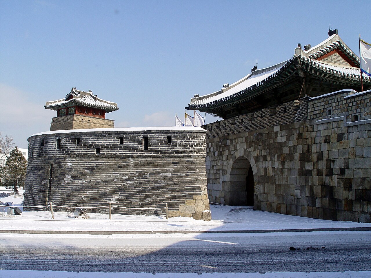 눈 덮인 화서문과 서북공심돈