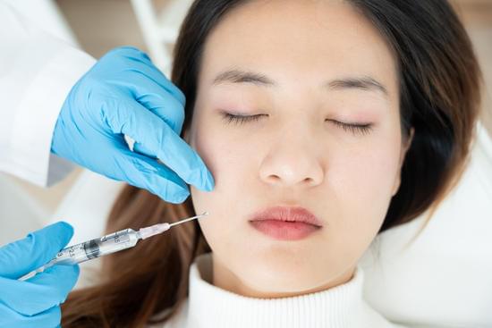 미백 성분 비교: 알부틴 vs 트라넥삼산 vs 비타민C&ndash; 내 피부에 맞는 미백 솔루션 찾기!