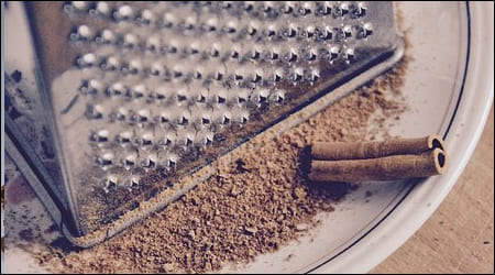 계피를 가루로 가는 모습