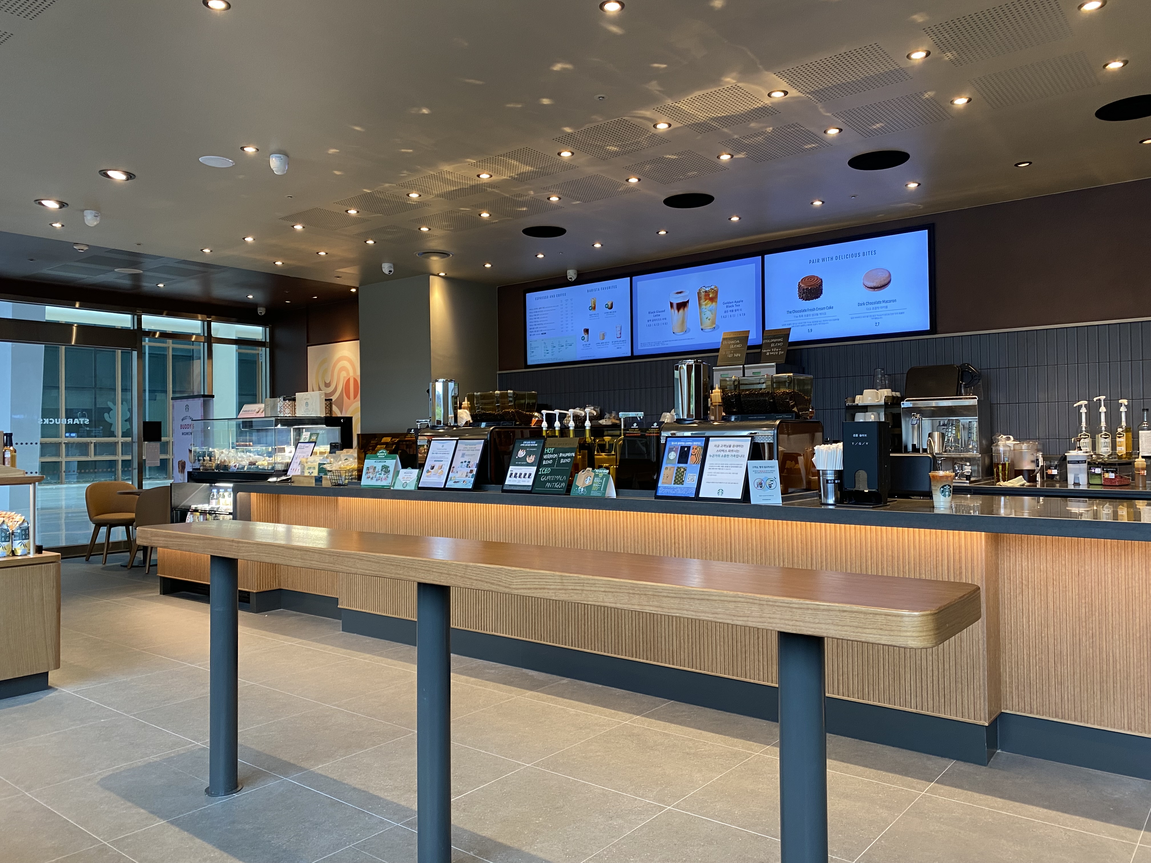 스타벅스 칠곡경대병원점 홀 