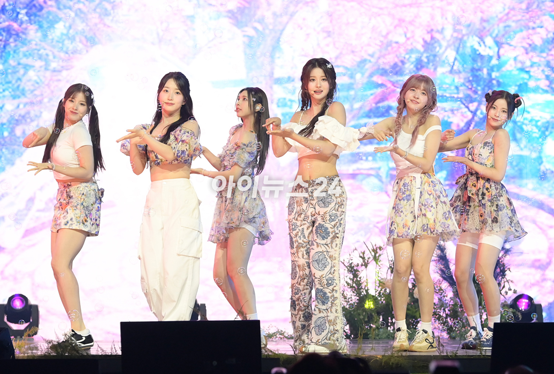 그룹 엔믹스가 11일 오후 서울 용산구 한남동 블루스퀘어에서 열린 엔믹스(NMIXX) 세 번째 싱글 앨범 '어 미드서머 엔믹스 드림'(A Midsummer NMIXX's Dream) 발매 기념 쇼케이스에 참석하고 있다. [사진=정소희 기자]