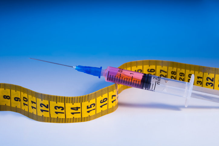 비만 치료 주사와 허리 둘레 측정용 줄자 이미지