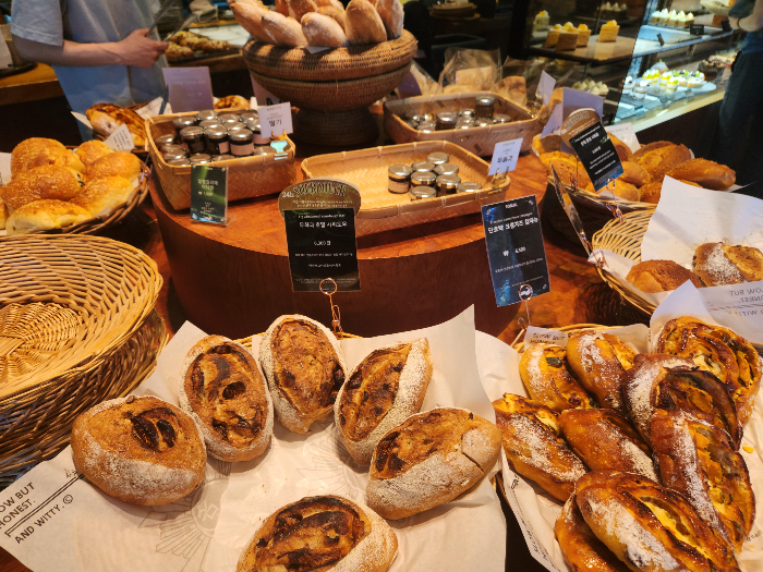 Fig bread and pumpkin cream cheese campagne are in the basket.