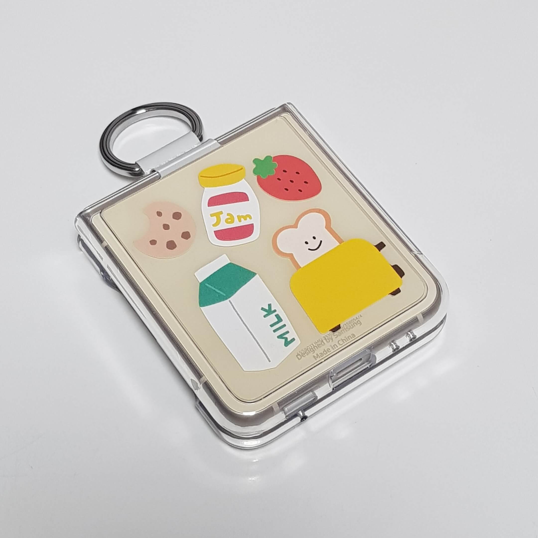 Z플립3에-폰꾸한-투명-케이스를-끼워놓은-모습