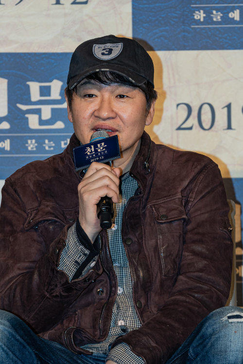 천문 기자 시사회에서 마이크잡고 말하는 허진호 감독