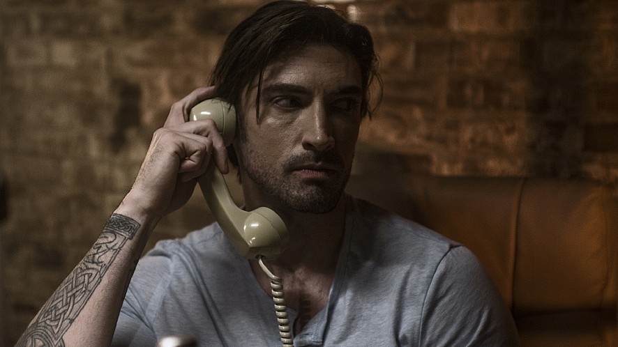 전화를 받고 있는 남성의 모습