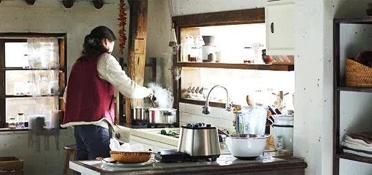 영화 '리틀포레스트'의 한 장면으로 요리를 해 먹는 사람의 모습
