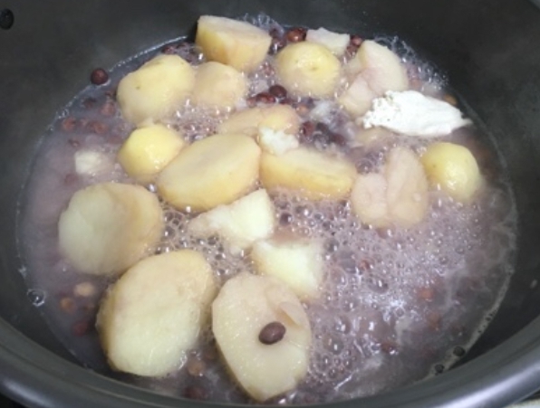 한국의 떡 종류 즘떡-감자와 콩을 익혀줍니다