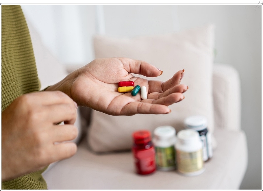 한 손 위에 약을 올려놓은 모습