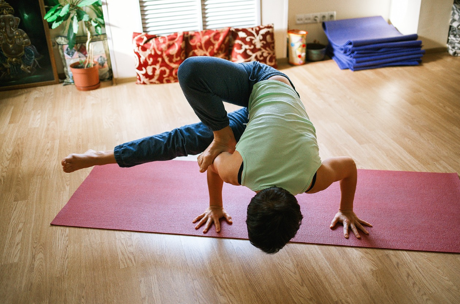 헬창 vs 요가인 – 근육형 운동과 유연성 운동의 차이점과 장점 비교