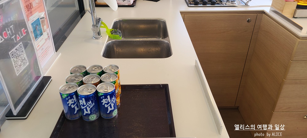 부산에서 여유를 즐기는 여행방법, 요트투어 (더베이101 출발), 프랑스 명품 고급요트 내부 모습