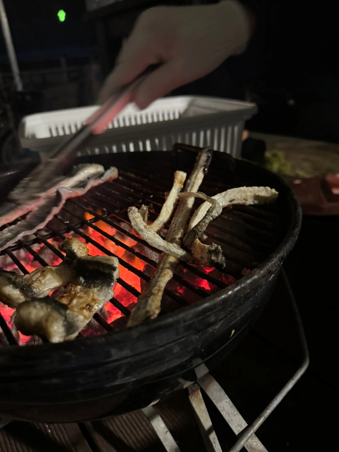 자연산 민물장어 가격이 너무 좋아요~ 자연산 장어는 자주 접하지 못하는 거 같은데 큰 이유가 아무래도 비싼 가격이 아닐까 행각해요~ 그런데 이게 웬걸 가격이 너무 좋았고 맛이 얼마나 쫀득거리는지 안 먹어본 사람은 절대 모르는 그 식감이 있어요. 그럼 민물장어와 바다 장어 차이와 왜 민물장어가 비싼지도 궁금하겠지요? 내 돈 내산후기!