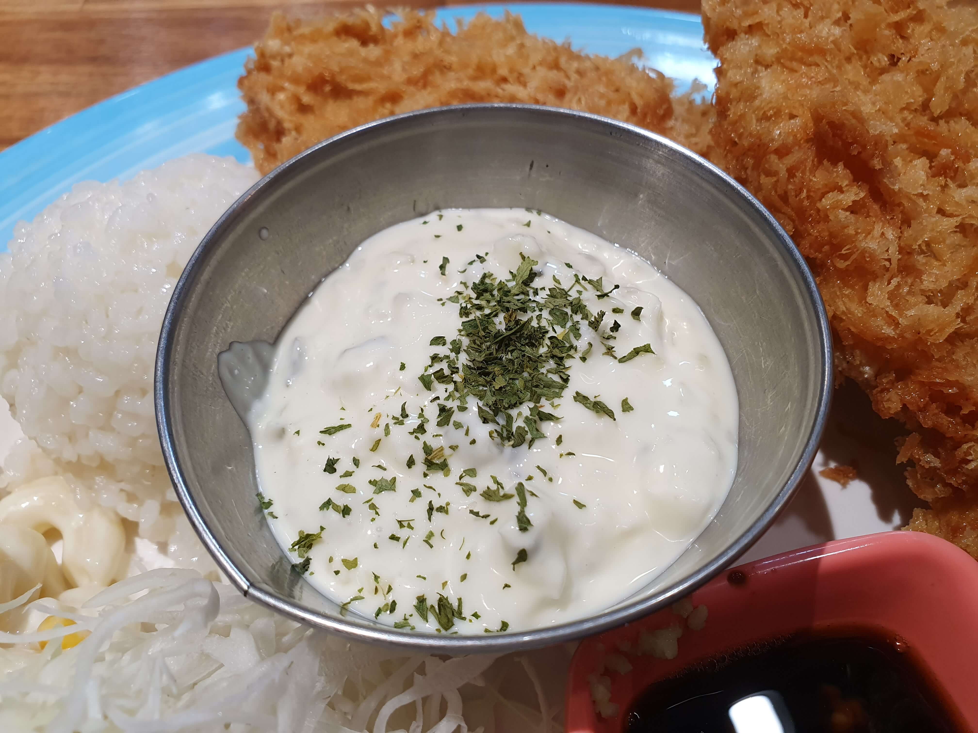 생선까스를 푹 담궈 먹을 수 있는 양이 많은 타르타르소스